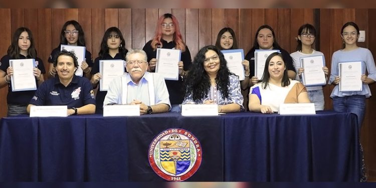 Premia Unison a ganadores de la Olimpiada Estatal de Matemáticas 2024.