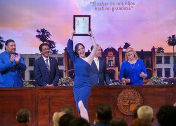 Refrenda Gobernador Durazo compromiso con la educación al encabezar ceremonia del 82 aniversario de la Unison.