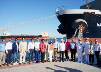 Con modernización del Puerto de Guaymas Gobernador Durazo afianza relación comercial Sonora-Estados Unidos.