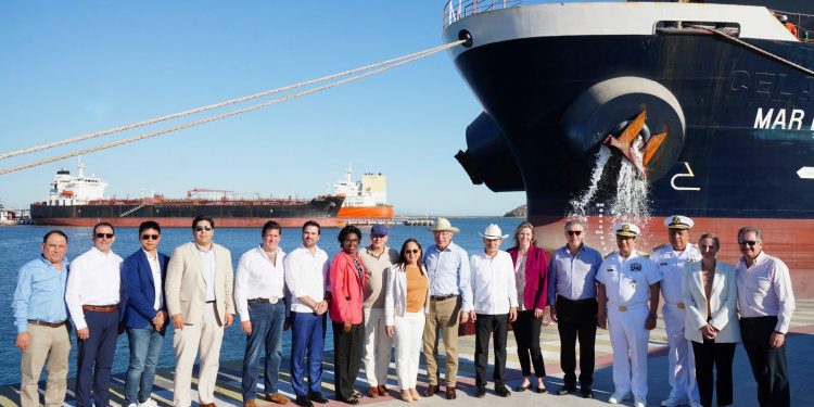Con modernización del Puerto de Guaymas Gobernador Durazo afianza relación comercial Sonora-Estados Unidos.