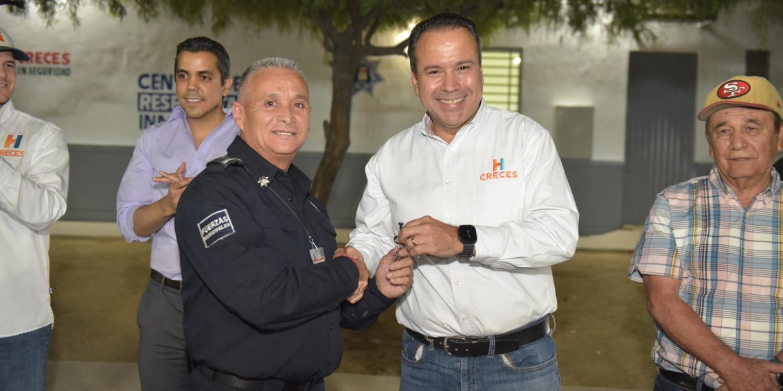 Entrega Toño Astiazarán Centro de Respuesta Inmediata y patrulla en la colonia Eusebio Kino.