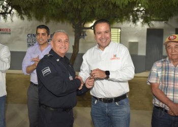Entrega Toño Astiazarán Centro de Respuesta Inmediata y patrulla en la colonia Eusebio Kino.
