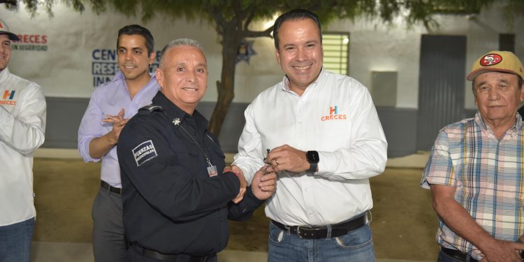 Entrega Toño Astiazarán Centro de Respuesta Inmediata y patrulla en la colonia Eusebio Kino.