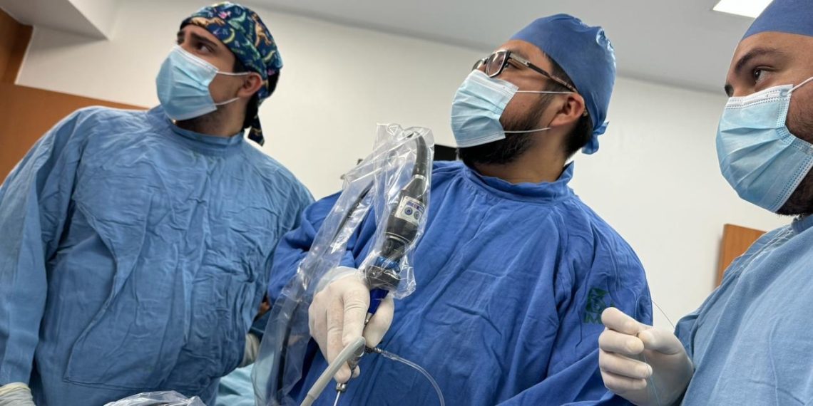 Médicos del IMSS salvan la vida a bebé de 7 meses con piedras en los riñones.