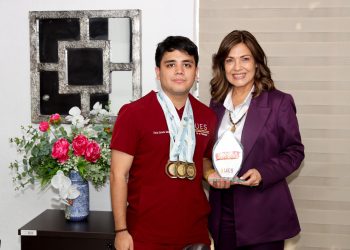 Entrega UES reconocimiento “Orgullo Berrendo” a destacado estudiante deportista.
