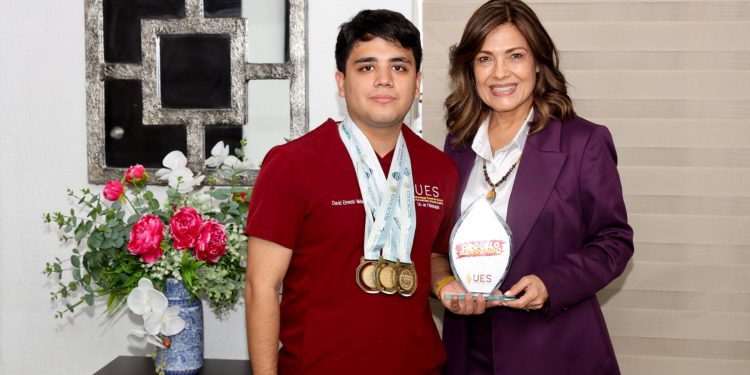 Entrega UES reconocimiento “Orgullo Berrendo” a destacado estudiante deportista.