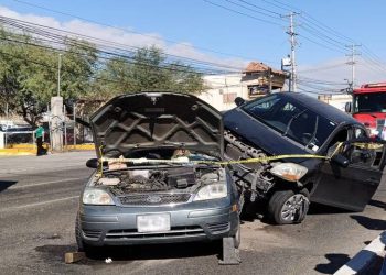 Tres personas lesionadas en aparatoso choque al poniente de Hermosillo.