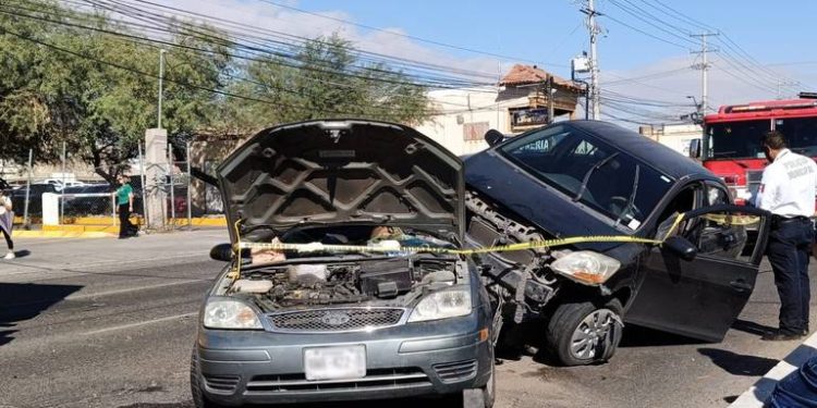 Tres personas lesionadas en aparatoso choque al poniente de Hermosillo.