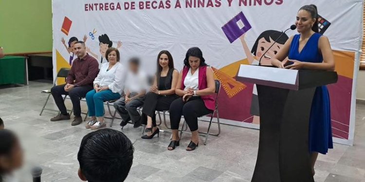 Entregan becas a hijos e hijas de internos del Cereso Cajeme.