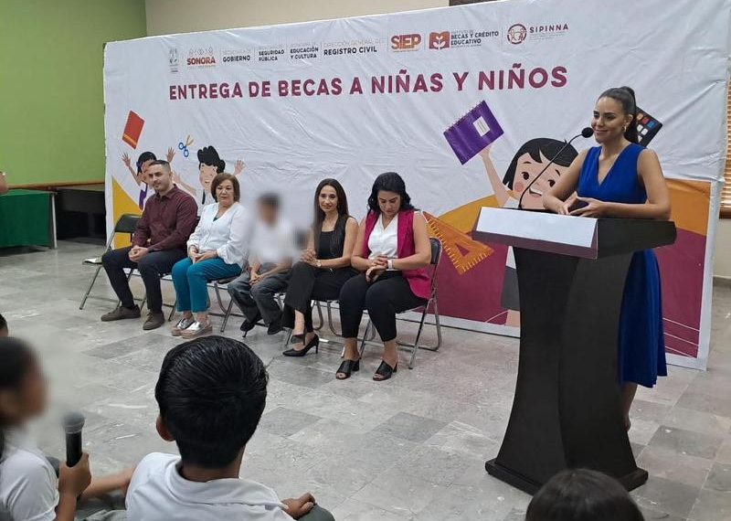 Entregan becas a hijos e hijas de internos del Cereso Cajeme.