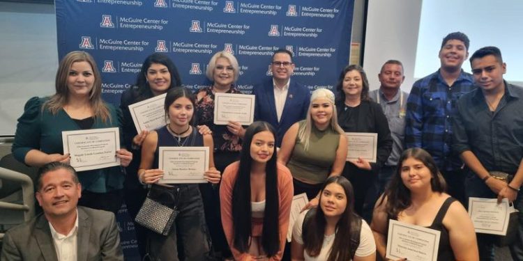 Docentes y estudiantes de Unisierra reciben certificación internacional en la Universidad de Arizona.