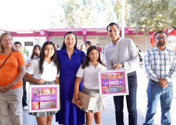 Entregan SEC e ISJ botiquines y productos de gestión menstrual.