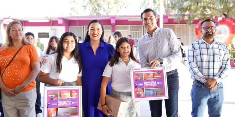 Entregan SEC e ISJ botiquines y productos de gestión menstrual.