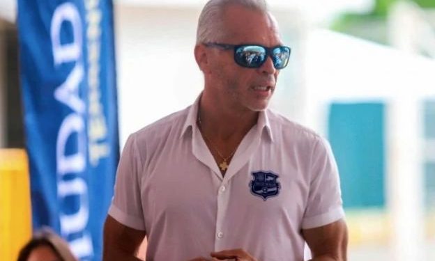 José Luis Higuera, exdirectivo de Chivas, describe al futbolista mexicano como un “huevón mental” y “sin hambre de ser el mejor”.