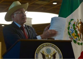 Ken Salazar muestra carta sobre la detención del ‘Mayo’ Zambada enviada a la FGR.