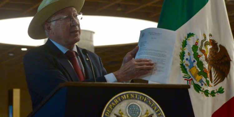 Ken Salazar muestra carta sobre la detención del ‘Mayo’ Zambada enviada a la FGR.