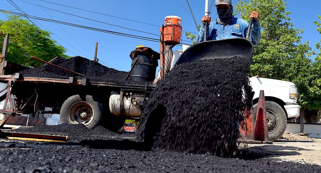 Con el programa Viernes en Tu Colonia se repararon baches en calles de la colonia Nueva España.