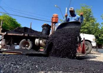 Con el programa Viernes en Tu Colonia se repararon baches en calles de la colonia Nueva España.