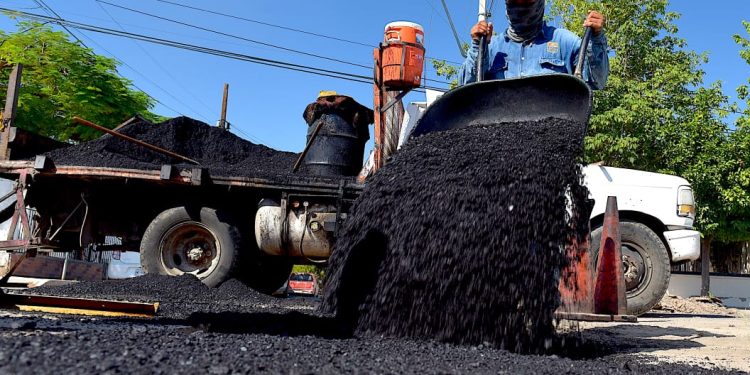 Con el programa Viernes en Tu Colonia se repararon baches en calles de la colonia Nueva España.