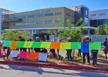 Personal del Hospital General se manifiesta en busca de certidumbre laboral.