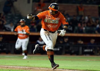 Del brazo de Stock y el bateo de Reivaj los campeones Naranjeros pegan primero en el Clásico sonorense.