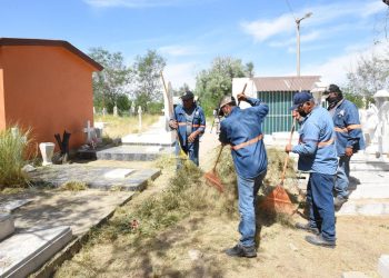 Lleva Servicios Públicos avance de 55 por ciento en limpieza de panteones.