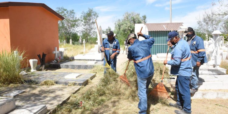 Lleva Servicios Públicos avance de 55 por ciento en limpieza de panteones.