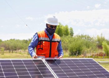 Concluye Gobierno de Sonora primera etapa de instalación de plantas solares en municipios de la sierra.