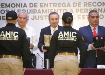 Gobernador de Sonora entrega reconocimientos, equipo táctico y patrullas a personal de la FGJE.