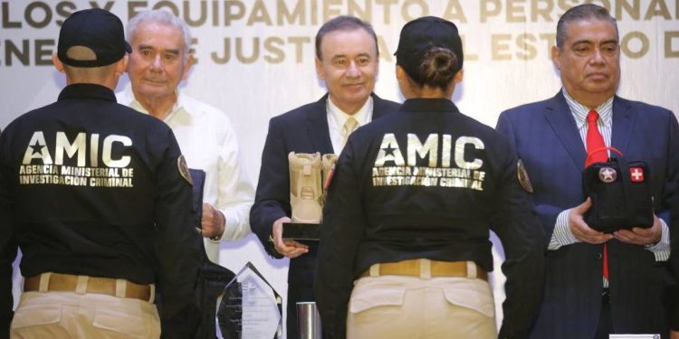 Gobernador de Sonora entrega reconocimientos, equipo táctico y patrullas a personal de la FGJE.