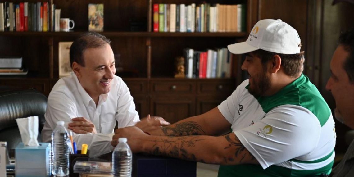 Entrega Gobernador Durazo estímulo económico a Edgar Fuentes, medallista en Juegos Paralímpicos París 2024.