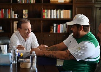 Entrega Gobernador Durazo estímulo económico a Edgar Fuentes, medallista en Juegos Paralímpicos París 2024.