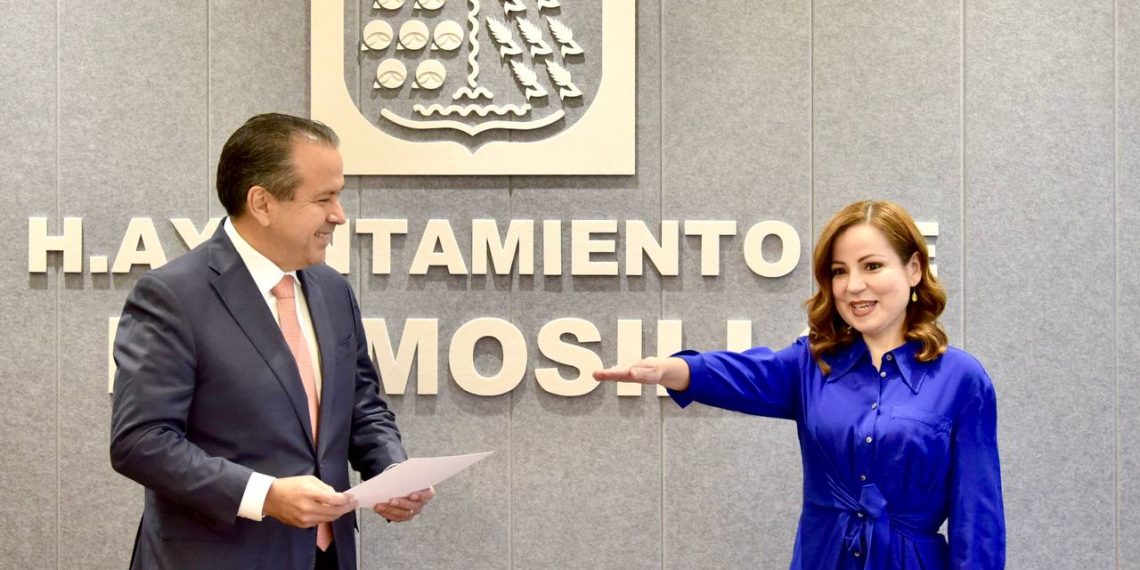 Toma protesta Antonio Astiazarán a directora de DIF Hermosillo.