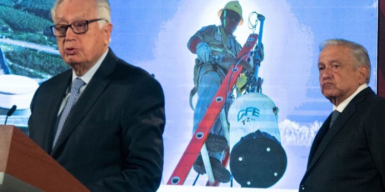 CFE de Manuel Bartlett deja combustóleo arrumbado por 414 millones de pesos.