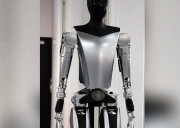 Optimus: el robot humanoide de Tesla con inteligencia artificial fue controlado remotamente, señalan analistas.