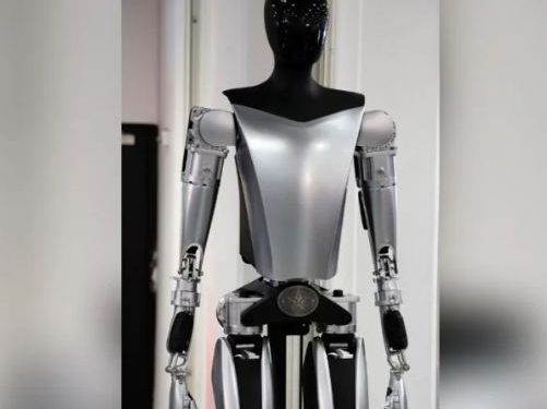 Optimus: el robot humanoide de Tesla con inteligencia artificial fue controlado remotamente, señalan analistas.