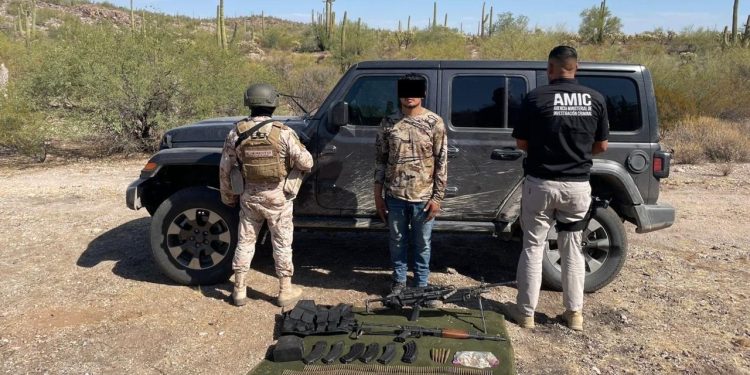 Operativo conjunto AMIC-SEDENA asegura vehículo robado y armas de fuego en Sonoyta.