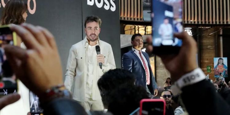 ¡LOCURA POR LA F1! Centros comerciales se abarrotan de fans previo al GP de México.