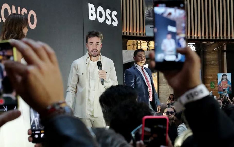 ¡LOCURA POR LA F1! Centros comerciales se abarrotan de fans previo al GP de México.