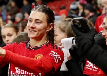 Liga de futbol femenil de Inglaterra adopta medida ‘anti-selfies’ para evitar el acoso contra las jugadoras.