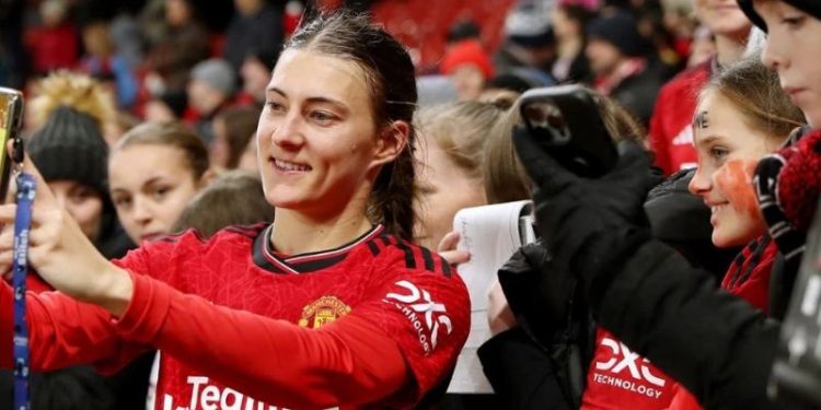 Liga de futbol femenil de Inglaterra adopta medida ‘anti-selfies’ para evitar el acoso contra las jugadoras.