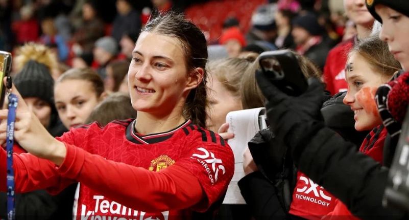 Liga de futbol femenil de Inglaterra adopta medida ‘anti-selfies’ para evitar el acoso contra las jugadoras.