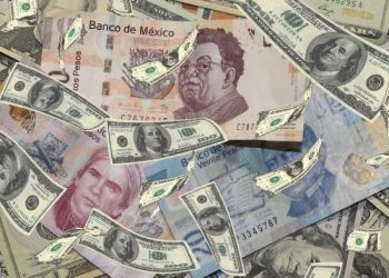 Por segunda semana consecutiva, el peso mexicano va en caída ante un dólar fuerte que sacude los mercados internacionales.