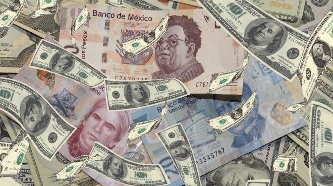Por segunda semana consecutiva, el peso mexicano va en caída ante un dólar fuerte que sacude los mercados internacionales.