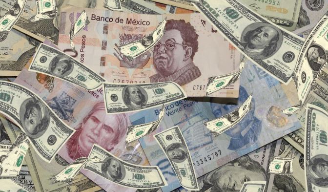 Por segunda semana consecutiva, el peso mexicano va en caída ante un dólar fuerte que sacude los mercados internacionales.
