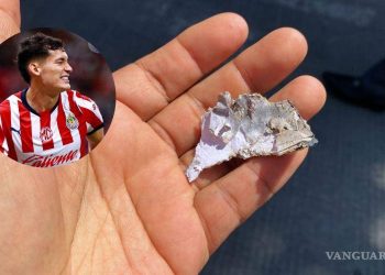 Jugador de Chivas lanza ‘explosivo’; aturde a camarógrafo de Multimedios previo a conferencia de prensa.