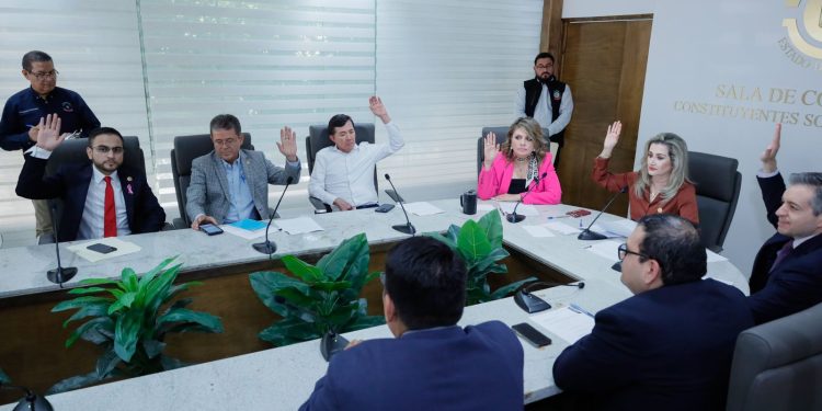 Preside la Diputada Elia Sahara Sallard la Comisión de Hacienda del Congreso del Estado de Sonora.