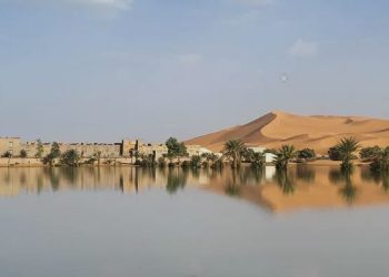Inusuales lluvias en el Sahara provocan lagos después de seis años de sequía.