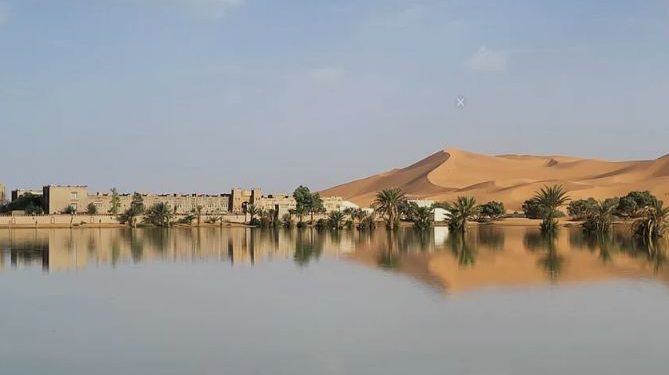 Inusuales lluvias en el Sahara provocan lagos después de seis años de sequía.