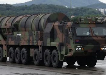 “Misil monstruoso” protagoniza desfile militar en Corea del Sur; es capaz de penetrar búnkers.
